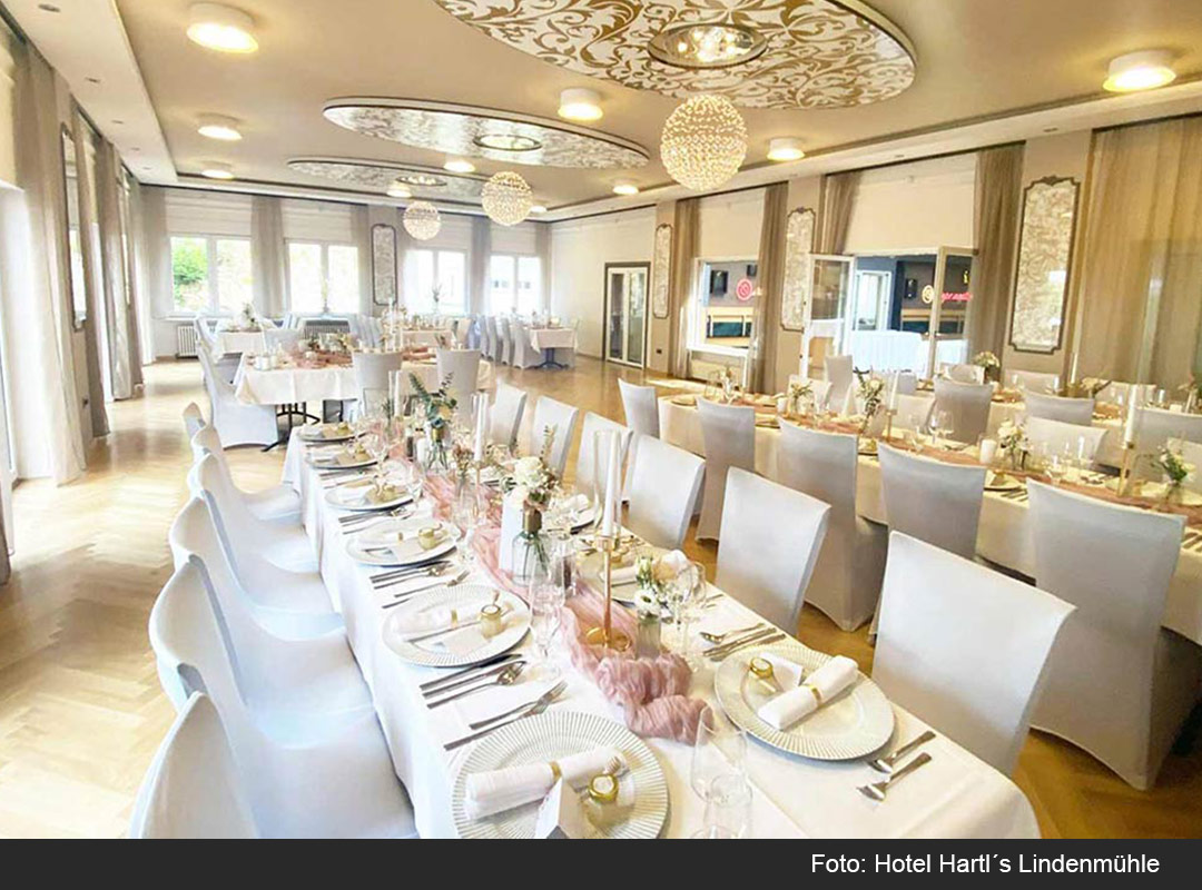 eleganter Speisesaal in Hotel Hartl's Lindenmühle in Bad Berneck